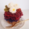 かぎ針で編んだ、毛糸のカップケーキ
