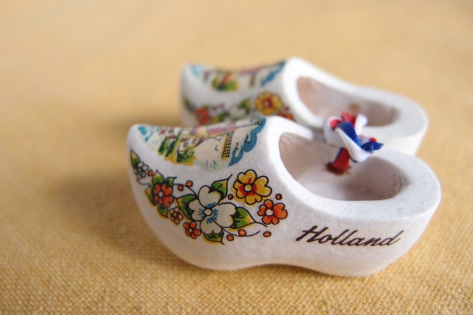 オランダのお土産（工芸品？）　木ぐつと、陶器製の靴
