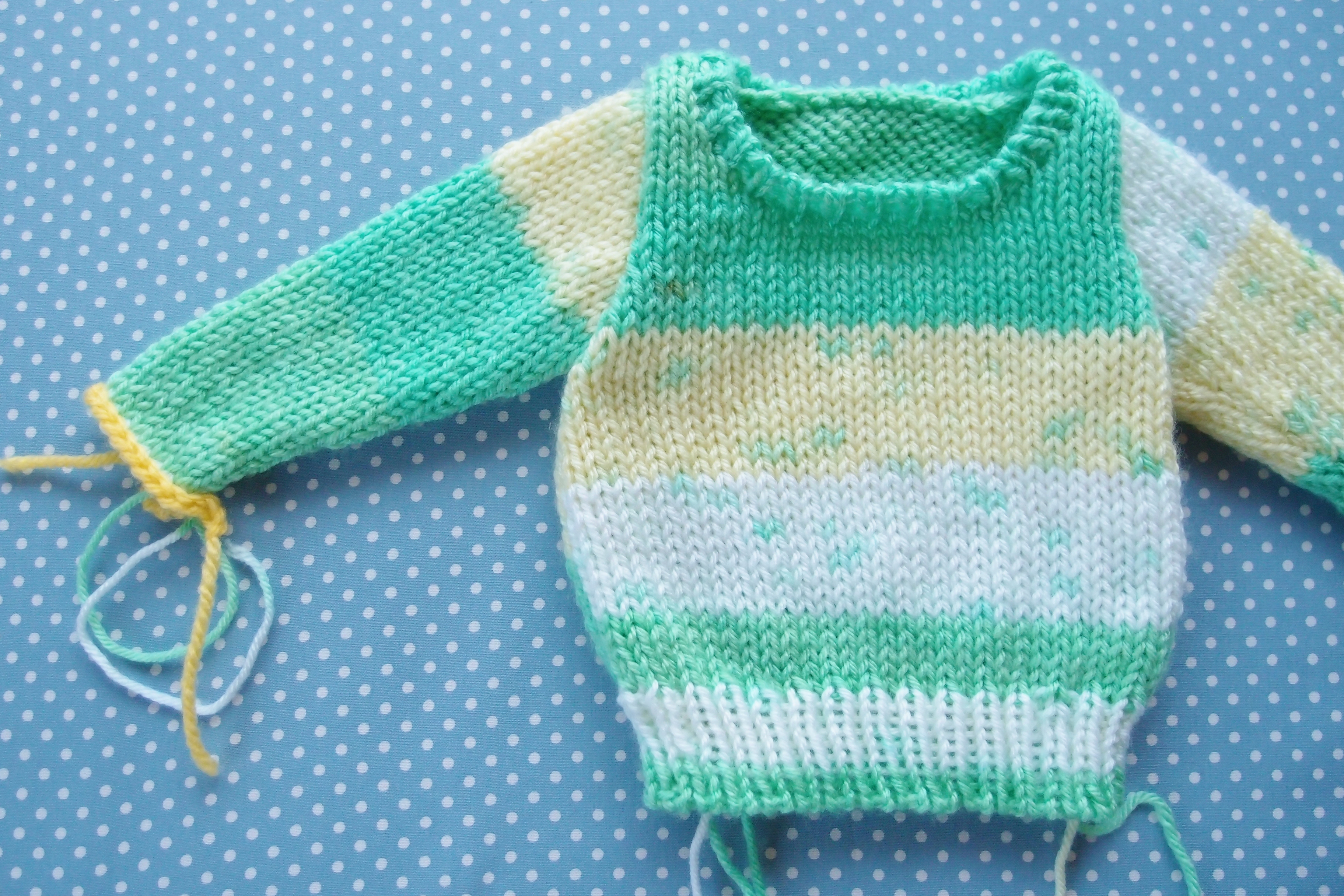 セーターの編み方を覚えるために 赤ちゃんサイズよりさらに小さい雛形を編んでいます My Cup Of Tea