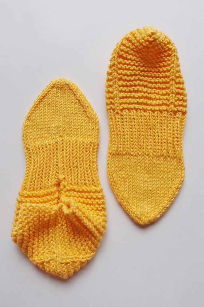 Mountain Form Slippers を編みました。新しい技法：e-loop cast on と M1 (Make 1 stitch)、そして・・・マジックループ！