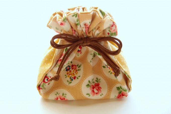 A4サイズの布で作る、ちょっと変わった形の巾着