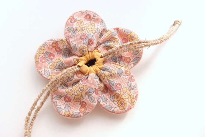 ちりめんではなくふつうの布で、梅袋を作りました