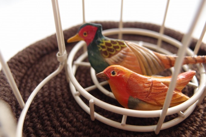 鳥のモチーフのブローチ3点