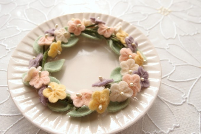 フェルトで作った小さなお花で、リースを作りました