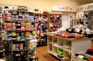 【ラトビア】Kumodē ーリガのショッピングセンター内の毛糸屋さん。ラトビアの糸も取り扱っています。