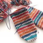 イギリスのソックヤーンで編んだ靴下。穴が開かないかかとの編み方を試してみたのですが・・・