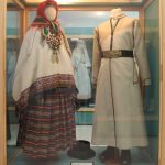 【ラトビア】国立歴史博物館の民族衣装ー地域ごとの男女の民族衣装が展示されています。