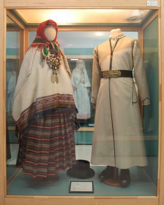 【ラトビア】国立歴史博物館の民族衣装ー地域ごとの男女の民族衣装が展示されています。