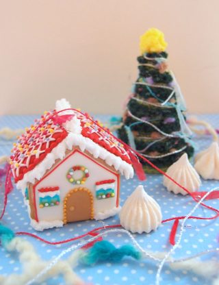 かぎ針編みのクリスマスツリーとアイシングクッキーのヘクセンハウス
