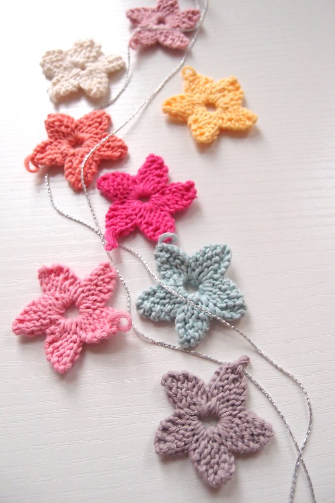 デイジーのパターンで編んだモチーフを星のガーランドにしてみました。