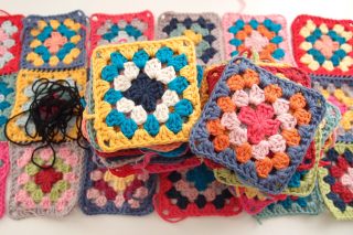 グラニースクエア（Granny Square）のモチーフ編み・・・大量に編んだはいいものの、なかなか完成に至らず（汗）