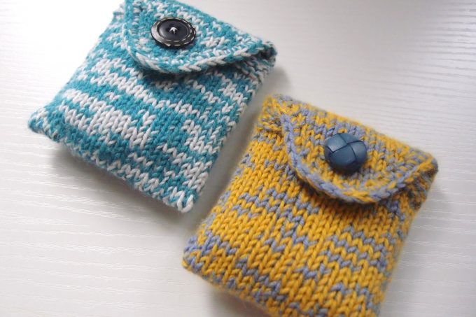 【Ravelry】Card Envelope のアレンジで、ボタン付きの小さなポーチを編みました。