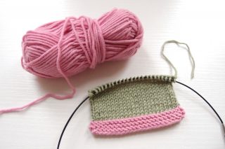 【動画あり】棒針編みで糸が足りなくなったときや、色を変える時の方法と糸始末のおすすめのやり方　(糸の付け方考察 part 1）
