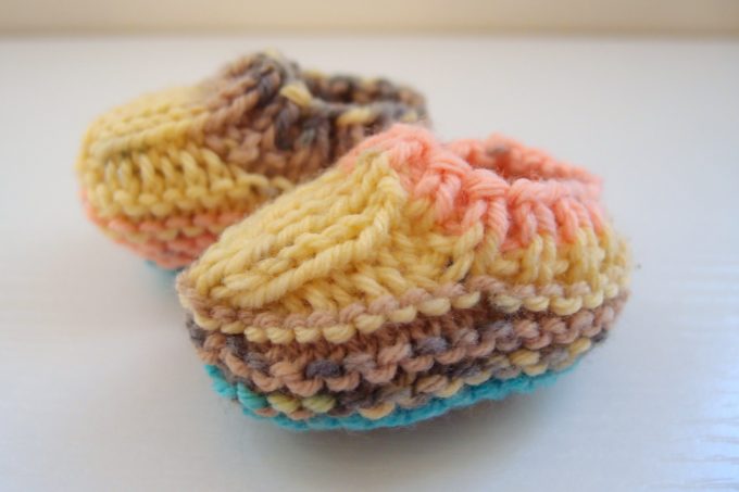 赤ちゃん用のルームシューズを編みました。動画を見ながら編むとあっという間に完成します！