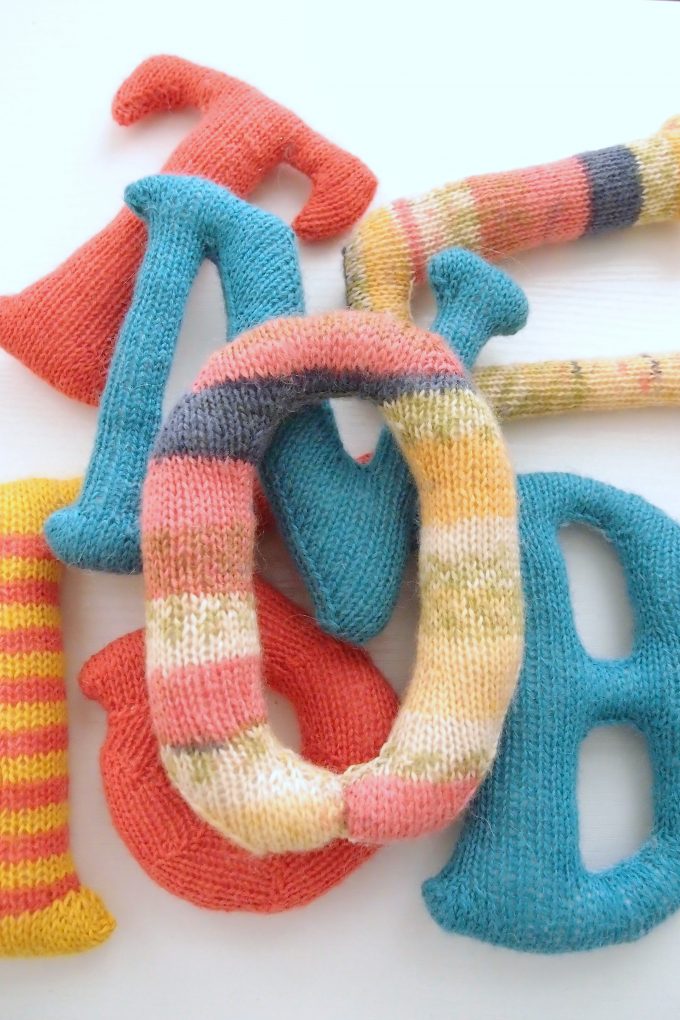Knitted Alphabet ・・・棒針編みで”BUTTONS”の文字を編みました