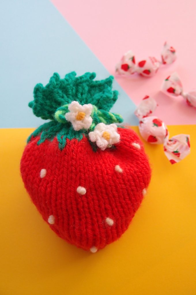 【Raverly】イチゴ型のポーチを編みました。子供が喜びそうな、簡単に編めるかわいいポーチです