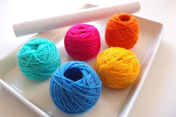 【動画あり】玉巻きの簡単なやり方。ラップの芯を使う方法と、道具なしで作る毛糸玉の作り方です。