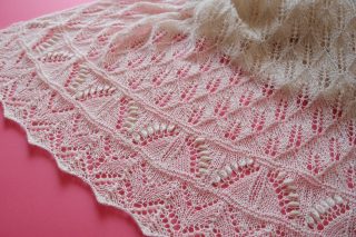【Ravelry】DROPS Whispering Lace のショール、完成しました！