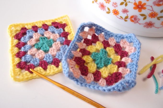 刺繍糸似た色4本で、かぎ編み棒で、鎖編みで、布を、1部作ってみました。