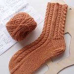 【アヴリル】『ラムリネンの靴下』ー縄編み模様が美しい靴下です