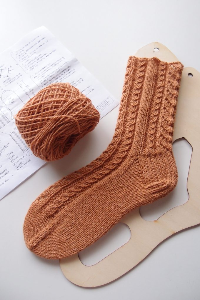アヴリル ラムリネンの靴下 ー縄編み模様が美しい靴下です My Cup Of Tea