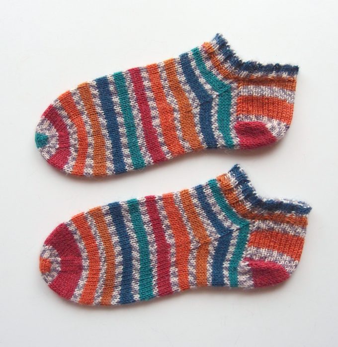 イギリスの糸で編んだくるぶしだけの靴下。履き口から編む靴下です。（cuff-down socks）