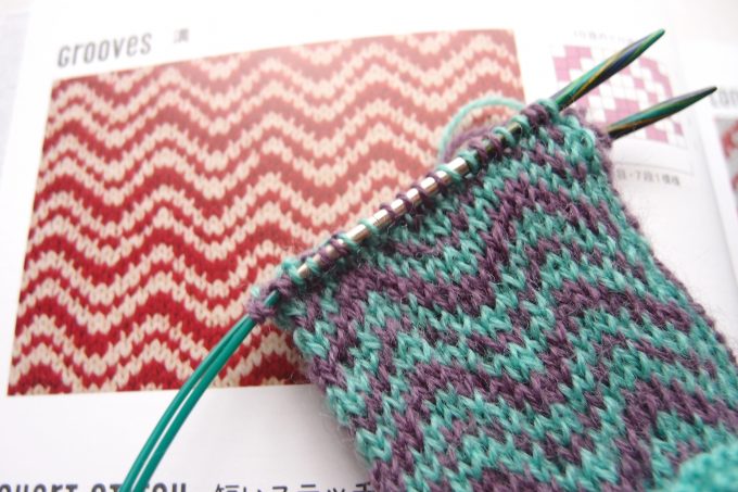 Alterknit に載っていた編みこみ模様を編んでみました 糸を編みくるむ方法やスティークの補強など 学んだことをメモしておきます My Cup Of Tea