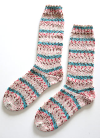 ユザワヤのFREE SOCK で、Toe-up ＆ドイツ式のかかとの靴下を編みました