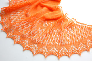 【Ravelry】既製品のセーターを解いてできた毛糸で、Peipponen というショールを編みました。