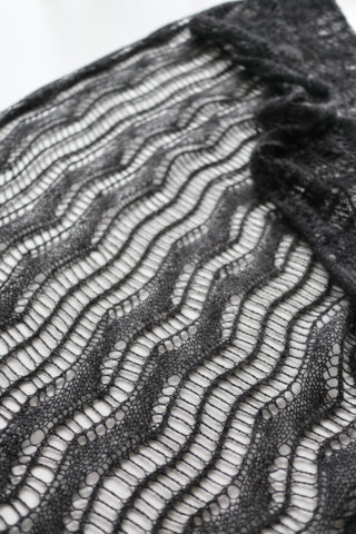 【Ravelry】アルパカ100％のリサイクル毛糸で “Liquid Silver” と言うショールを編みました