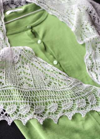 【Ravelry】リサイクル毛糸で編んだ作品、3作目。”Edna Shawl”