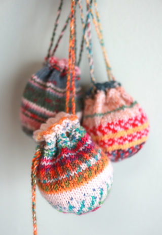 靴下編みで余ったOpal毛糸の消費に、またまたミニ巾着を編んでいます