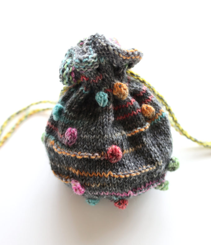 Opal のミニ巾着を、レリーフ編み用の糸で編んでみました。巾着の大きさを変えたい場合の目数の出し方などについても。