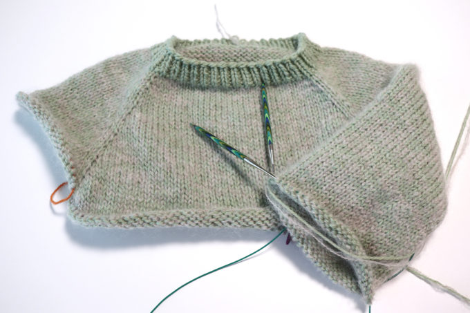 もっと簡単なラグランセーターの編み方 その3. 袖と身ごろの編み方、糸 