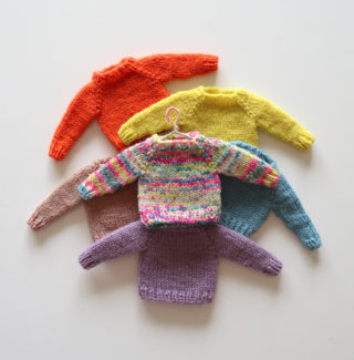 【動画あり】ミニチュアセーターの編み方。ソックヤーンの余り糸で編めます！